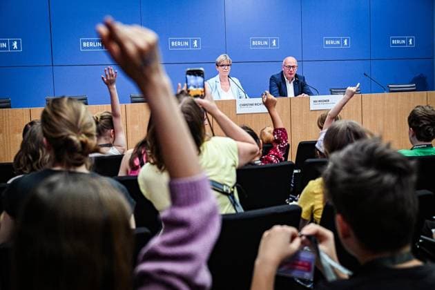 Tag der offenen Tür im Roten Rathaus Berlin ** NUR FÜR REDAKTIONELLE ZWECKE ** EDITORIAL USE ONLY **<p>Tag der offenen Tür im Roten Rathaus Berlin, Kai Wegner (CDU, hinten r), Regierender Bürgermeister von Berlin, und Christine Richter, Sprecherin des Berliner Senats, sprechen am Tag der offenen Tür im Roten Rathaus bei einer Pressekonferenz für Kinder. Bei der Pressekonferenz dürfen nur die Kinder Fragen stellen. Der Tag der offenen Tür im Roten Rathaus findet unter dem Motto Â«Unsere Stadt. Unsere Stimme. Unsere DemokratieÂ» statt. fotografiert am 06.06.2026 in Berlin. Berlin Berlin Berlin Copyright: MaurizioxGambarini *** Open Day at the Rotes Rathaus Berlin FOR EDITORIAL PURPOSES ONLY EDITORIAL USE ONLY p Open Day at the Rotes R Copyright: MaurizioxGambarini doc86681t3lajntisc01cr8 ,EDITORIAL USE ONLY