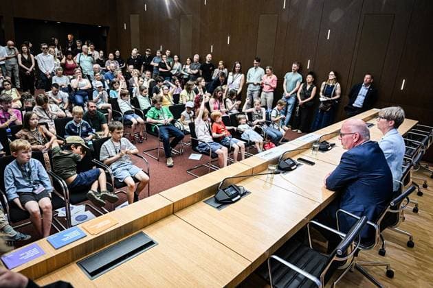 Tag der offenen Tür im Roten Rathaus Berlin ** NUR FÜR REDAKTIONELLE ZWECKE ** EDITORIAL USE ONLY **<p>Tag der offenen Tür im Roten Rathaus Berlin, Kai Wegner (CDU, hinten r), Regierender Bürgermeister von Berlin, und Christine Richter, Sprecherin des Berliner Senats, sprechen am Tag der offenen Tür im Roten Rathaus bei einer Pressekonferenz für Kinder. Bei der Pressekonferenz dürfen nur die Kinder Fragen stellen. Der Tag der offenen Tür im Roten Rathaus findet unter dem Motto Â«Unsere Stadt. Unsere Stimme. Unsere DemokratieÂ» statt. fotografiert am 06.06.2026 in Berlin. Berlin Berlin Berlin Copyright: MaurizioxGambarini *** Open Day at the Rotes Rathaus Berlin FOR EDITORIAL PURPOSES ONLY EDITORIAL USE ONLY p Open Day at the Rotes R Copyright: MaurizioxGambarini doc86681uorrfq16rsah9xr ,EDITORIAL USE ONLY