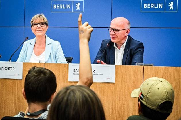 Tag der offenen Tür im Roten Rathaus Berlin ** NUR FÜR REDAKTIONELLE ZWECKE ** EDITORIAL USE ONLY **<p>Tag der offenen Tür im Roten Rathaus Berlin, Kai Wegner (CDU, hinten r), Regierender Bürgermeister von Berlin, und Christine Richter, Sprecherin des Berliner Senats, sprechen am Tag der offenen Tür im Roten Rathaus bei einer Pressekonferenz für Kinder. Bei der Pressekonferenz dürfen nur die Kinder Fragen stellen. Der Tag der offenen Tür im Roten Rathaus findet unter dem Motto Â«Unsere Stadt. Unsere Stimme. Unsere DemokratieÂ» statt. fotografiert am 06.06.2026 in Berlin. Berlin Berlin Berlin Copyright: MaurizioxGambarini *** Open Day at the Rotes Rathaus Berlin FOR EDITORIAL PURPOSES ONLY EDITORIAL USE ONLY p Open Day at the Rotes R Copyright: MaurizioxGambarini doc86683mpryli1dp2j1ecq ,EDITORIAL USE ONLY