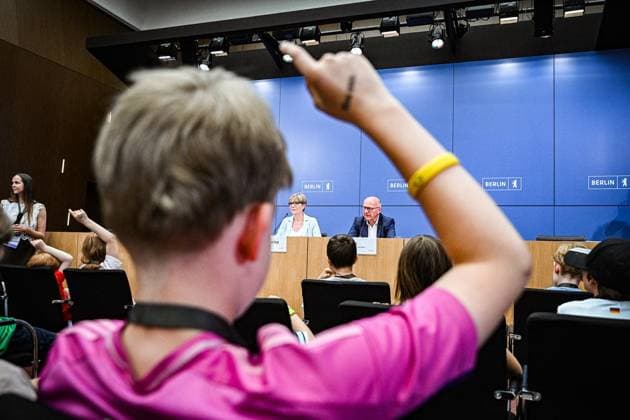 Tag der offenen Tür im Roten Rathaus Berlin ** NUR FÜR REDAKTIONELLE ZWECKE ** EDITORIAL USE ONLY **<p>Tag der offenen Tür im Roten Rathaus Berlin, Kai Wegner (CDU, hinten r), Regierender Bürgermeister von Berlin, und Christine Richter, Sprecherin des Berliner Senats, sprechen am Tag der offenen Tür im Roten Rathaus bei einer Pressekonferenz für Kinder. Bei der Pressekonferenz dürfen nur die Kinder Fragen stellen. Der Tag der offenen Tür im Roten Rathaus findet unter dem Motto Â«Unsere Stadt. Unsere Stimme. Unsere DemokratieÂ» statt. fotografiert am 06.06.2026 in Berlin. Berlin Berlin Berlin Copyright: MaurizioxGambarini *** Open Day at the Rotes Rathaus Berlin FOR EDITORIAL PURPOSES ONLY EDITORIAL USE ONLY p Open Day at the Rotes R Copyright: MaurizioxGambarini doc86683oc5a0n4gbi5a1t ,EDITORIAL USE ONLY
