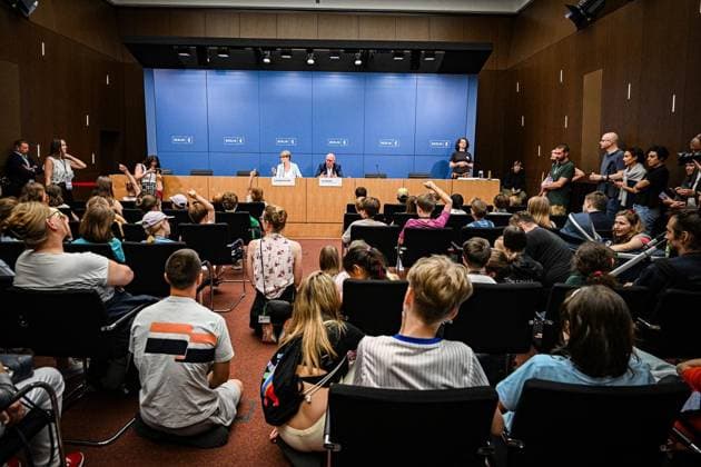 Tag der offenen Tür im Roten Rathaus Berlin ** NUR FÜR REDAKTIONELLE ZWECKE ** EDITORIAL USE ONLY **<p>Tag der offenen Tür im Roten Rathaus Berlin, Kai Wegner (CDU, hinten r), Regierender Bürgermeister von Berlin, und Christine Richter, Sprecherin des Berliner Senats, sprechen am Tag der offenen Tür im Roten Rathaus bei einer Pressekonferenz für Kinder. Bei der Pressekonferenz dürfen nur die Kinder Fragen stellen. Der Tag der offenen Tür im Roten Rathaus findet unter dem Motto Â«Unsere Stadt. Unsere Stimme. Unsere DemokratieÂ» statt. fotografiert am 06.06.2026 in Berlin. Berlin Berlin Berlin Copyright: MaurizioxGambarini *** Open Day at the Rotes Rathaus Berlin FOR EDITORIAL PURPOSES ONLY EDITORIAL USE ONLY p Open Day at the Rotes R Copyright: MaurizioxGambarini doc86683oknjxtqlq5pa2d ,EDITORIAL USE ONLY
