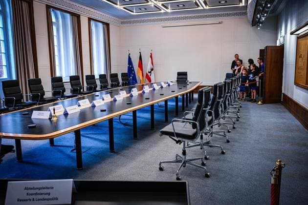 Tag der offenen Tür im Roten Rathaus Berlin ** NUR FÜR REDAKTIONELLE ZWECKE ** EDITORIAL USE ONLY **<p> Besucher schauen sich am Tag der offenen Tür im Roten Rathaus um. Der Tag der offenen Tür im Roten Rathaus findet unter dem Motto Â«Unsere Stadt. Unsere Stimme. Unsere DemokratieÂ» statt.statt. fotografiert am 06.06.2026 in Berlin. Berlin Berlin Berlin Copyright: MaurizioxGambarini *** Open Day at the Rotes Rathaus Berlin FOR EDITORIAL PURPOSES ONLY EDITORIAL USE ONLY p Visitors take a look around at the Open Day at the Rotes Rathaus The Open Day at the Rotes Rathaus takes place under the motto Our City Our Voice Our Democracy photographed on 06 06 2026 in Berlin Berlin Berlin Berlin Copyright MaurizioxGambarini Copyright: MaurizioxGambarini doc86687cavveq4z5081kra ,EDITORIAL USE ONLY