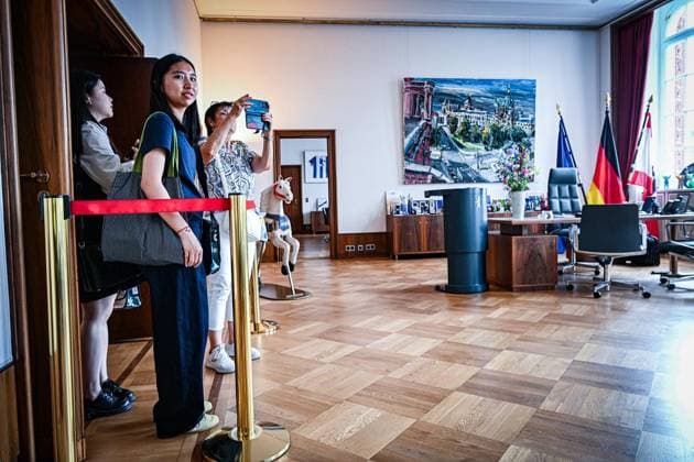 Tag der offenen Tür im Roten Rathaus Berlin ** NUR FÜR REDAKTIONELLE ZWECKE ** EDITORIAL USE ONLY **<p>Tag der offenen Tür im Roten Rathaus Berlin, Kai Wegner (CDU, hinten r), Regierender Bürgermeister von Berlin, und Christine Richter, Sprecherin des Berliner Senats, sprechen am Tag der offenen Tür im Roten Rathaus bei einer Pressekonferenz für Kinder. Bei der Pressekonferenz dürfen nur die Kinder Fragen stellen. Der Tag der offenen Tür im Roten Rathaus findet unter dem Motto Â«Unsere Stadt. Unsere Stimme. Unsere DemokratieÂ» statt. fotografiert am 06.06.2026 in Berlin. Berlin Berlin Berlin Copyright: MaurizioxGambarini *** Open Day at the Rotes Rathaus Berlin FOR EDITORIAL PURPOSES ONLY EDITORIAL USE ONLY p Open Day at the Rotes R Copyright: MaurizioxGambarini doc86688a5v3mx83l5za5g ,EDITORIAL USE ONLY
