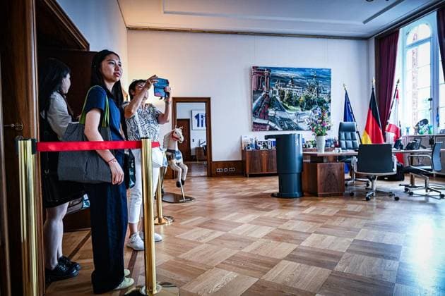 Tag der offenen Tür im Roten Rathaus Berlin ** NUR FÜR REDAKTIONELLE ZWECKE ** EDITORIAL USE ONLY **<p>Tag der offenen Tür im Roten Rathaus Berlin, Kai Wegner (CDU, hinten r), Regierender Bürgermeister von Berlin, und Christine Richter, Sprecherin des Berliner Senats, sprechen am Tag der offenen Tür im Roten Rathaus bei einer Pressekonferenz für Kinder. Bei der Pressekonferenz dürfen nur die Kinder Fragen stellen. Der Tag der offenen Tür im Roten Rathaus findet unter dem Motto Â«Unsere Stadt. Unsere Stimme. Unsere DemokratieÂ» statt. fotografiert am 06.06.2026 in Berlin. Berlin Berlin Berlin Copyright: MaurizioxGambarini *** Open Day at the Rotes Rathaus Berlin FOR EDITORIAL PURPOSES ONLY EDITORIAL USE ONLY p Open Day at the Rotes R Copyright: MaurizioxGambarini doc8668985u2m82eghhvjf ,EDITORIAL USE ONLY
