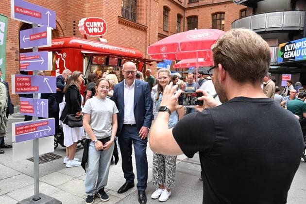 Tag der offenen Tür im Roten Rathaus Berlin ** NUR FÜR REDAKTIONELLE ZWECKE ** EDITORIAL USE ONLY **<p>Kai Wegner (M, CDU), Regierender Bürgermeister von Berlin, spricht am Tag der offenen Tür im Roten Rathaus mit Besuchern. Der Tag der offenen Tür im Roten Rathaus findet unter dem Motto Â«Unsere Stadt. Unsere Stimme. Unsere DemokratieÂ» statt.fotografiert am 06.06.2026 in Berlin. Berlin Berlin Berlin Copyright: MaurizioxGambarini *** Open Day at the Rotes Rathaus Berlin FOR EDITORIAL PURPOSES ONLY EDITORIAL USE ONLY p Kai Wegner M, CDU , Governing Mayor of Berlin, speaks to visitors at the Open Day at the Rotes Rathaus The Open Day at the Rotes Rathaus takes place under the motto Our City Our Voice Our Democracy photographed on 06 0 Copyright: MaurizioxGambarini doc8668bz8t985hjqwvkc ,EDITORIAL USE ONLY