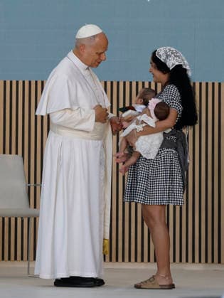 Pope Leo XIV visits the CEDIA 24 HORAS social project at the Caritas Information and Reception Center, in Madrid, Spain, 06 June 2026. Pope Leo XIV is undertaking an official six-day visit to Spain from 06 to 12 June 2026, which will include Madrid, Barcelona, and the Canary Islands. Pope Leo XIV visits Spain !ACHTUNG: NUR REDAKTIONELLE NUTZUNG!  Copyright: xJ.J.Guillenx GRAF2347 20260606-55020520283_1