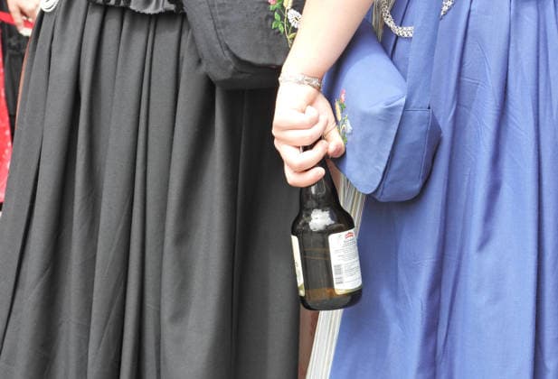 06.06.2026 Schweiz Sursee Schweizerisches Trachtenchorfest. Bild . Trachtenfrau mit Bierflasche. *** 06 06 2026 Switzerland Sursee Swiss traditional costume choir festival Picture traditional costume woman with beer bottle 