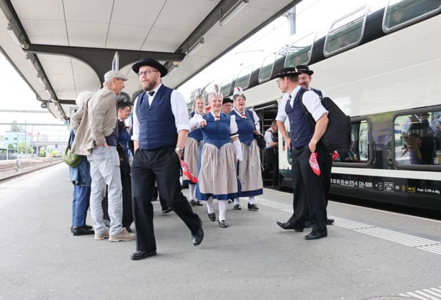 06.06.2026 Schweiz Sursee Schweizerisches Trachtenchorfest. Bild, Trachtler fahren mit der Schweizer Bundesbahn zum Fest. *** 06 06 2026 Switzerland Sursee Swiss Trachten Choir Festival Picture, Trachtler travel to the festival on the Swiss Federal Railway 