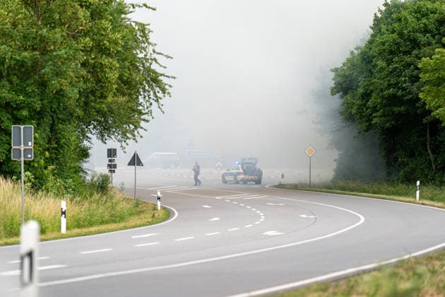 Brand auf Wertstoffhof in Gundersheim - starke Rauchentwicklung - Bevölkerungswarnung Am 06.06.2026 gegen 17:00 Uhr ist auf dem Gelände eines Wertstoffhofs der Firma Remondis in Gundersheim ein Feuer ausgebrochen. Die Feuerwehr ist mit rund 50 Kräften im Einsatz, es kommt zu starker Rauchentwicklung. Über die App Katwarn wurde eine Warnung herausgegeben. Eine hohe Rauchsäule ist zu sehen, die Löscharbeiten laufen. Gundersheim Rheinland-Pfalz Deutschland *** Fire at recycling center in Gundersheim heavy smoke development Population warning On 06 06 2026 at around 17