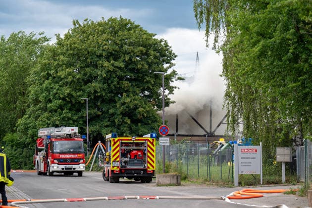 Brand auf Wertstoffhof in Gundersheim - starke Rauchentwicklung - Bevölkerungswarnung Am 06.06.2026 gegen 17:00 Uhr ist auf dem Gelände eines Wertstoffhofs der Firma Remondis in Gundersheim ein Feuer ausgebrochen. Die Feuerwehr ist mit rund 50 Kräften im Einsatz, es kommt zu starker Rauchentwicklung. Über die App Katwarn wurde eine Warnung herausgegeben. Eine hohe Rauchsäule ist zu sehen, die Löscharbeiten laufen. Gundersheim Rheinland-Pfalz Deutschland *** Fire at recycling center in Gundersheim heavy smoke development Population warning On 06 06 2026 at around 17