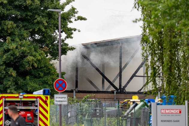 Brand auf Wertstoffhof in Gundersheim - starke Rauchentwicklung - Bevölkerungswarnung Am 06.06.2026 gegen 17:00 Uhr ist auf dem Gelände eines Wertstoffhofs der Firma Remondis in Gundersheim ein Feuer ausgebrochen. Die Feuerwehr ist mit rund 50 Kräften im Einsatz, es kommt zu starker Rauchentwicklung. Über die App Katwarn wurde eine Warnung herausgegeben. Eine hohe Rauchsäule ist zu sehen, die Löscharbeiten laufen. Gundersheim Rheinland-Pfalz Deutschland *** Fire at recycling center in Gundersheim heavy smoke development Population warning On 06 06 2026 at around 17