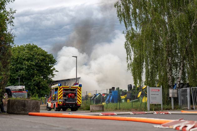 Brand auf Wertstoffhof in Gundersheim - starke Rauchentwicklung - Bevölkerungswarnung Am 06.06.2026 gegen 17:00 Uhr ist auf dem Gelände eines Wertstoffhofs der Firma Remondis in Gundersheim ein Feuer ausgebrochen. Die Feuerwehr ist mit rund 50 Kräften im Einsatz, es kommt zu starker Rauchentwicklung. Über die App Katwarn wurde eine Warnung herausgegeben. Eine hohe Rauchsäule ist zu sehen, die Löscharbeiten laufen. Gundersheim Rheinland-Pfalz Deutschland *** Fire at recycling center in Gundersheim heavy smoke development Population warning On 06 06 2026 at around 17