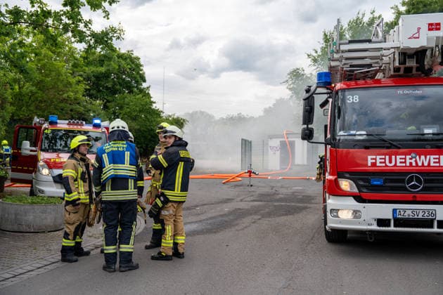 Brand auf Wertstoffhof in Gundersheim - starke Rauchentwicklung - Bevölkerungswarnung Am 06.06.2026 gegen 17:00 Uhr ist auf dem Gelände eines Wertstoffhofs der Firma Remondis in Gundersheim ein Feuer ausgebrochen. Die Feuerwehr ist mit rund 50 Kräften im Einsatz, es kommt zu starker Rauchentwicklung. Über die App Katwarn wurde eine Warnung herausgegeben. Eine hohe Rauchsäule ist zu sehen, die Löscharbeiten laufen. Gundersheim Rheinland-Pfalz Deutschland *** Fire at recycling center in Gundersheim heavy smoke development Population warning On 06 06 2026 at around 17