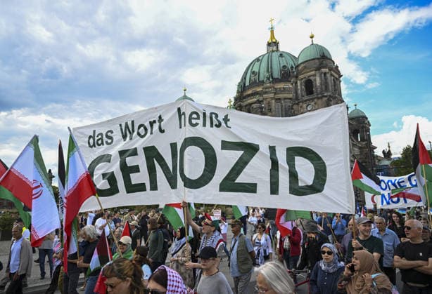 Demonstration in support of Palestine in Berlin BERLIN, GERMANY - JUNE 06: People gather at Neptunbrunnen Square to show solidarity with Palestine and protest against Israel, marching to Potsdamer Platz in Berlin, Germany on June 06, 2026. Halil Sagirkaya Anadolu Berlin Germany. Editorial use only. Please get in touch for any other usage.  Copyright: x2026xAnadoluxHalilxSagirkayax
