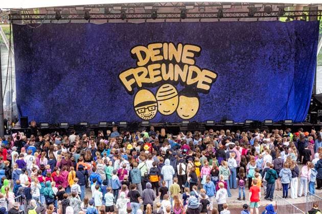 Konzert mit Deine Freunde und ihrer Tour Kindsköpfe im Park ** NUR FÜR REDAKTIONELLE ZWECKE ** EDITORIAL USE ONLY **<p>Die Band Deine Freunde spielt am 6.6.2026 im Amphitheater Gelsenkirchen. Deine Freunde ist eine deutsche Musikgruppe, die Musik für Kinder und Familien spielt. Markus Pauli (Produzent, DJ), Florian Sump (Rapper), Lukas Nimscheck (Sänger) Foto : Arnulf Stoffel Funke Foto Services < p> Buntes Deutschland NRW Gelsenkirchen Copyright: ArnulfxStoffel *** Concert with Deine Freunde and their tour Kindsköpfe im Park FOR EDITORIAL PURPOSES ONLY EDITORIAL USE ONLY p The band Deine Freunde plays on 6 6 2026 at Amphitheater Gelsenkirchen Deine Freunde is a German music group that plays music for children and famil Copyright: ArnulfxStoffel doc8669quti5om13qldcvlb ,EDITORIAL USE ONLY