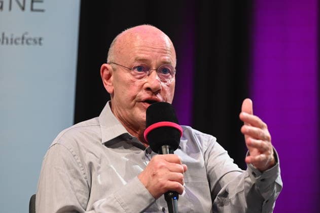 Dolmetscher Norbert Heikamp auf der Bühne der Phil.Cologne, ein internationales Fest für Philosophie *** Interpreter Norbert Heikamp on stage at Phil Cologne, an international festival of philosophy