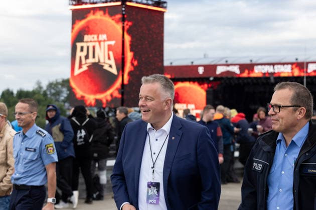 Rock am Ring 2026 - 06.06.26 RLP Ministerpräsident Gordon SCHNIEDER (CDU) besucht das Festivalgelände - Zweiter Festivaltag am Samstag, 06.06.2026, bei Rock am Ring 2026 am Nürburgring in der Eifel. Das dreitägige Musikfestival findet vom 5. bis 7. Juni 2026 statt und gehört zu den größten Open-Air-Festivals Deutschlands. Nürburg Nürburgring Rheinland-Pfalz Deutschland *** Rock am Ring 2026 06 06 26 RLP Minister President Gordon SCHNIEDER CDU visits the festival site Second festival day on Saturday, 06 06 2026, at Rock am Ring 2026 at the Nürburgring in the Eifel The three-day music festival will take place from June 5 to 7, 2026 and is one of the largest open-air festivals in Germany Nürburg Nürburgring Rhineland-Palatinate German Copyright: xMarcxJohnx