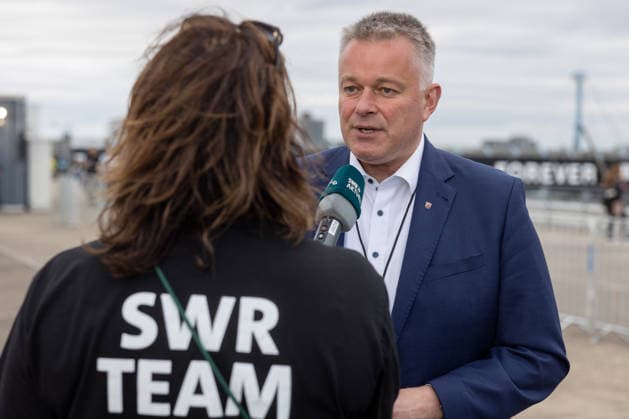 Rock am Ring 2026 - 06.06.26 RLP Ministerpräsident Gordon SCHNIEDER (CDU) besucht das Festivalgelände - Zweiter Festivaltag am Samstag, 06.06.2026, bei Rock am Ring 2026 am Nürburgring in der Eifel. Das dreitägige Musikfestival findet vom 5. bis 7. Juni 2026 statt und gehört zu den größten Open-Air-Festivals Deutschlands. Nürburg Nürburgring Rheinland-Pfalz Deutschland *** Rock am Ring 2026 06 06 26 RLP Minister President Gordon SCHNIEDER CDU visits the festival site Second festival day on Saturday, 06 06 2026, at Rock am Ring 2026 at the Nürburgring in the Eifel The three-day music festival will take place from June 5 to 7, 2026 and is one of the largest open-air festivals in Germany Nürburg Nürburgring Rhineland-Palatinate German Copyright: xMarcxJohnx