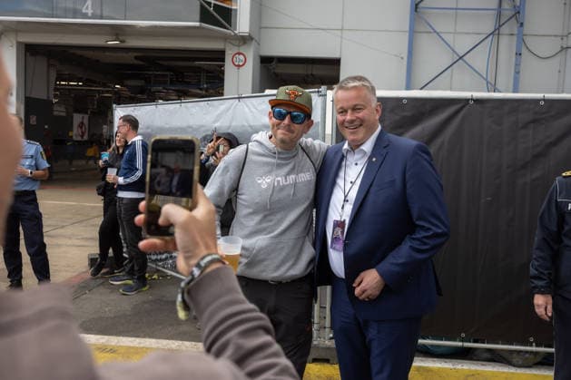 Rock am Ring 2026 - 06.06.26 RLP Ministerpräsident Gordon SCHNIEDER (CDU) besucht das Festivalgelände. Erinnerungsfoto mit Besucher - Zweiter Festivaltag am Samstag, 06.06.2026, bei Rock am Ring 2026 am Nürburgring in der Eifel. Das dreitägige Musikfestival findet vom 5. bis 7. Juni 2026 statt und gehört zu den größten Open-Air-Festivals Deutschlands. Nürburg Nürburgring Rheinland-Pfalz Deutschland *** Rock am Ring 2026 06 06 26 RLP Minister President Gordon SCHNIEDER CDU visits the festival site Souvenir photo with visitors Second festival day on Saturday, 06 06 2026, at Rock am Ring 2026 at the Nürburgring in the Eifel The three-day music festival will take place from June 5 to 7, 2026 and is one of the largest open-air festivals Copyright: xMarcxJohnx