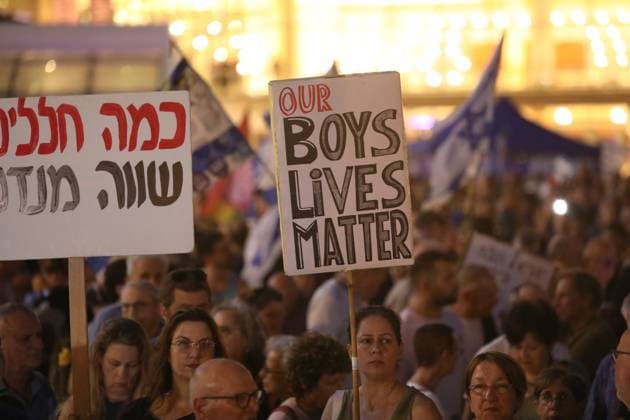 Protest against government in Tel Aviv TEL AVIV, ISRAEL - JUNE 6: People gather to stage protest against Prime Minister Benjamin Netanyahu and his government as they gather at Habima Square in Tel Aviv, Israel on June 6, 2026. Expressing concerns that the upcoming parliamentary elections would be rigged, the protesters called for an end to the ongoing war in Lebanon and the region. Gideon Markowicz Anadolu Tel Aviv Israel. Editorial use only. Please get in touch for any other usage.  Copyright: x2026xAnadoluxGideonxMarkowiczx
