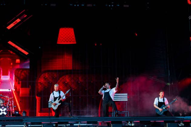 Daniel Haniß (Gitarre), Kevin Ratajczak (Gesang) und Pascal Schillo (Gitarre) während des Auftritts der deutschen Metalcore-Band Electric Callboy im Rahmen des Festivals Rock am Ring 2026 am Nürburgring. Nürburg Rock am Ring Rheinland-Pfalz Germany