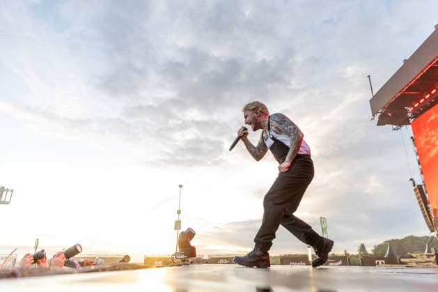 Nico Sallach (Gesang) während des Auftritts der deutschen Metalcore-Band Electric Callboy im Rahmen des Festivals Rock am Ring 2026 am Nürburgring. Nürburg Rock am Ring Rheinland-Pfalz Germany