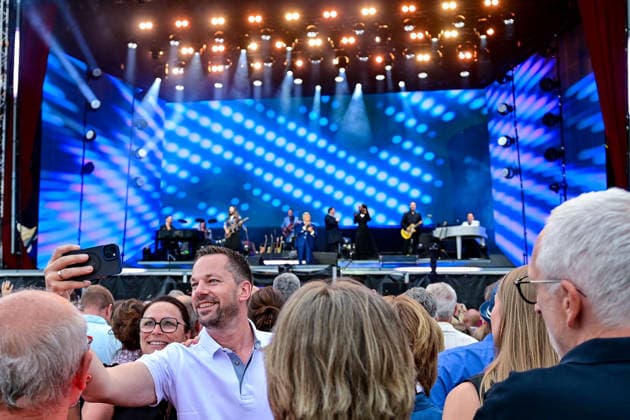 Ein Pärchen macht ein Selfie während der Show, 06.06.2026, Oberschleißheim (Deutschland), Roland Kaiser - Sommer Open-Air 2026