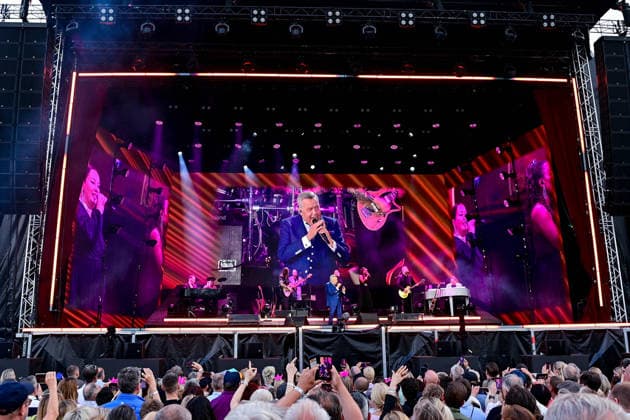 Die Fans jubeln dem singenden Roland Kaiser zu und filmen mit ihren Handys die Show, 06.06.2026, Oberschleißheim (Deutschland), Roland Kaiser - Sommer Open-Air 2026