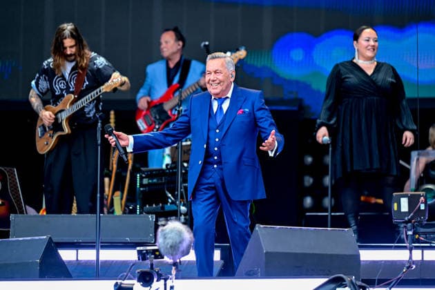 Roland Kaiser verneigt sich nach seinem Eröffnungslied, bedankt sich und hält anschließend eine kurze Begrüßung, 06.06.2026, Oberschleißheim (Deutschland), Roland Kaiser - Sommer Open-Air 2026