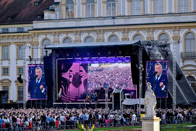Die Fans winken mit weißen Taschentüchern während einem Lied, 06.06.2026, Oberschleißheim (Deutschland), Roland Kaiser - Sommer Open-Air 2026