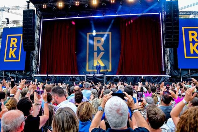 Die Bühne öffnet sich und Roland Kaiser betritt die Bühne vor den jubelnden Fans, 06.06.2026, Oberschleißheim (Deutschland), Roland Kaiser - Sommer Open-Air 2026