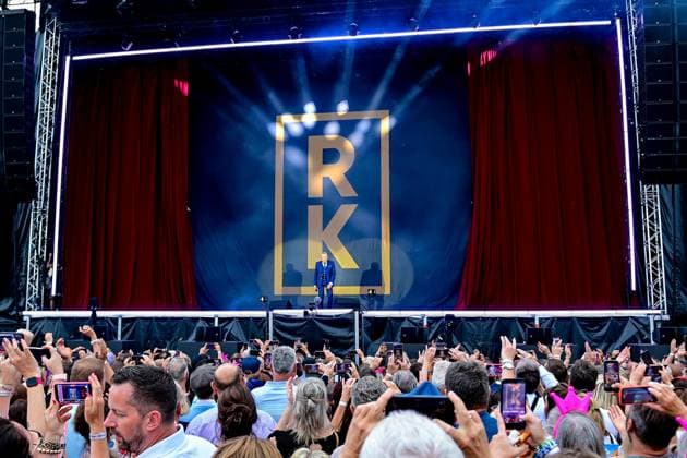 Die Bühne öffnet sich und Roland Kaiser betritt die Bühne vor den jubelnden Fans, 06.06.2026, Oberschleißheim (Deutschland), Roland Kaiser - Sommer Open-Air 2026