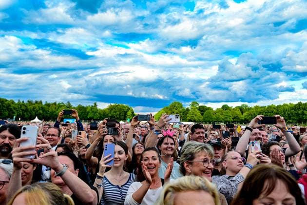 Fans, Zuschauer zücken ihre Handys, filmen und applaudieren, 06.06.2026, Oberschleißheim (Deutschland), Roland Kaiser - Sommer Open-Air 2026