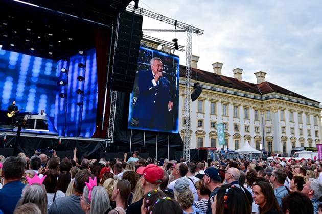 Die Bühne wurde vor dem Schloss in Oberschleißheim aufgebaut, 06.06.2026, Oberschleißheim (Deutschland), Roland Kaiser - Sommer Open-Air 2026