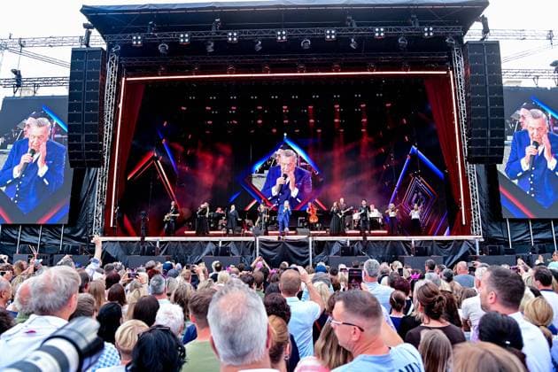 Die Fans jubeln dem singenden Roland Kaiser zu und filmen mit ihren Handys die Show, 06.06.2026, Oberschleißheim (Deutschland), Roland Kaiser - Sommer Open-Air 2026