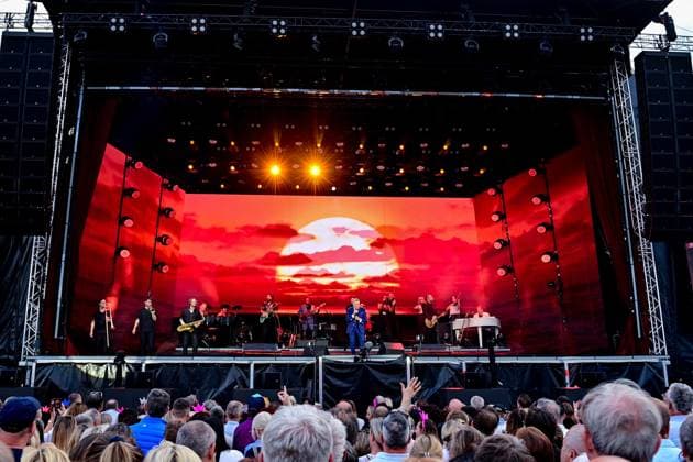 Die Fans jubeln dem singenden Roland Kaiser zu und filmen mit ihren Handys die Show, 06.06.2026, Oberschleißheim (Deutschland), Roland Kaiser - Sommer Open-Air 2026