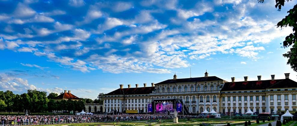 Ca. 7.000 Fans sind in den Schleißheimer Schlosspark gekommen um Roland Kaiser zu sehen, Hinter der Bühne ist das Schloss zu sehen, 06.06.2026, Oberschleißheim (Deutschland), Roland Kaiser - Sommer Open-Air 2026