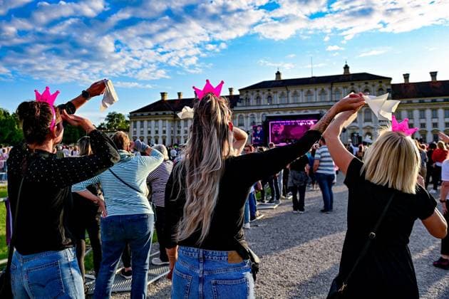 Drei weibliche Fans mit Krönchen auf dem Kopf winken mit weißen Taschentüchern während einem Lied, 06.06.2026, Oberschleißheim (Deutschland), Roland Kaiser - Sommer Open-Air 2026