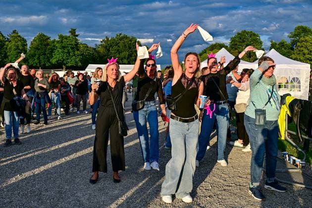 Drei weibliche Fans mit Krönchen auf dem Kopf winken mit weißen Taschentüchern während einem Lied, 06.06.2026, Oberschleißheim (Deutschland), Roland Kaiser - Sommer Open-Air 2026