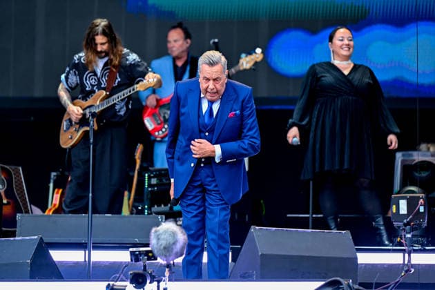 Roland Kaiser verneigt sich nach seinem Eröffnungslied, bedankt sich und hält anschließend eine kurze Begrüßung, 06.06.2026, Oberschleißheim (Deutschland), Roland Kaiser - Sommer Open-Air 2026