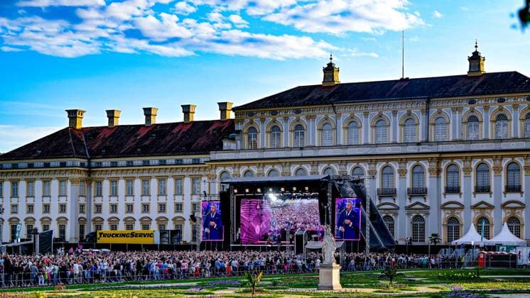Ca. 7.000 Fans sind in den Schleißheimer Schlosspark gekommen um Roland Kaiser zu sehen, Hinter der Bühne ist das Schloss zu sehen, 06.06.2026, Oberschleißheim (Deutschland), Roland Kaiser - Sommer Open-Air 2026
