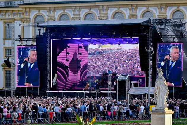 Die Fans winken mit weißen Taschentüchern während einem Lied, 06.06.2026, Oberschleißheim (Deutschland), Roland Kaiser - Sommer Open-Air 2026