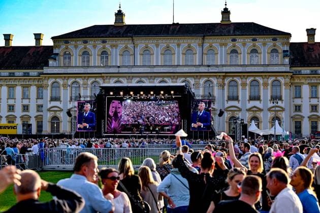 Die Fans winken mit weißen Taschentüchern während einem Lied, 06.06.2026, Oberschleißheim (Deutschland), Roland Kaiser - Sommer Open-Air 2026