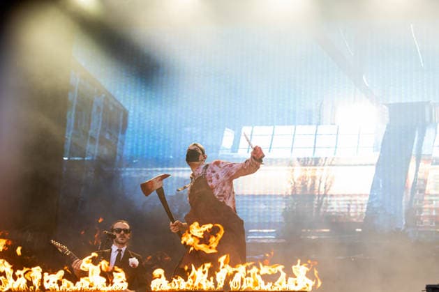 Spencer Charnas (Gesang) und Dan Sugarman (Gitarre) im Hintergrund während des Auftritts der US-amerikanischen Metalcore-Band Ice Nine Kills im Rahmen des Festivals Rock am Ring 2026 am Nürburgring. Nürburg Rock am Ring Rheinland-Pfalz Germany *** Spencer Charnas vocals and Dan Sugarman guitar in the background during the performance of the US metalcore band Ice Nine Kills as part of the Rock am Ring 2026 festival at the Nürburgring Nürburg Rock am Ring Rheinland Pfalz Germany
