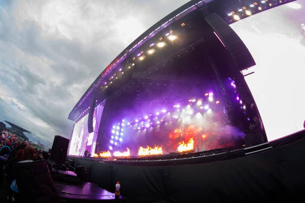Bühnenbild mit Flammen während des Auftritts der US-amerikanischen Metalcore-Band Ice Nine Kills im Rahmen des Festivals Rock am Ring 2026 am Nürburgring. Nürburg Rock am Ring Rheinland-Pfalz Germany *** Stage set with flames during the performance of the US metalcore band Ice Nine Kills as part of the Rock am Ring 2026 festival at the Nürburgring Nürburg Rock am Ring Rheinland Pfalz Germany