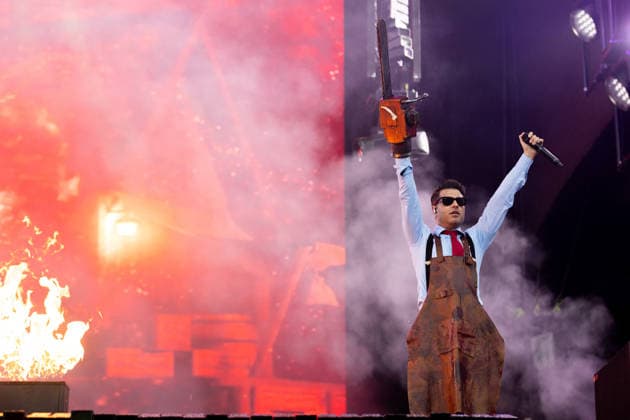 Spencer Charnas (Gesang) mit einer Kettensäge während des Auftritts der US-amerikanischen Metalcore-Band Ice Nine Kills im Rahmen des Festivals Rock am Ring 2026 am Nürburgring. Nürburg Rock am Ring Rheinland-Pfalz Germany *** Spencer Charnas singing with a chainsaw during the performance of the US metalcore band Ice Nine Kills as part of the Rock am Ring 2026 festival at the Nürburgring Nürburg Rock am Ring Rheinland Pfalz Germany