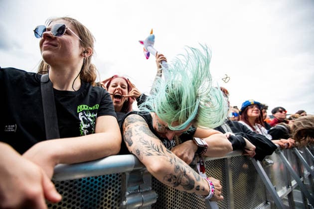 Headbangende Fans während des Auftritts der Schweizer Metalband Paleface Swiss im Rahmen des Festivals Rock am Ring 2026 am Nürburgring. Nürburg Rock am Ring Rheinland-Pfalz Germany *** Headbanging fans during the performance of the Swiss metal band Paleface Swiss as part of the Rock am Ring 2026 festival at the Nürburgring Nürburg Rock am Ring Rheinland Pfalz Germany