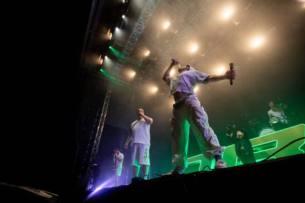 Nicklas Stroppel (Gesang, Shouts) trinkt ein Bier auf Ex, im Hintergrund David Schneider (Gitarre), Alexander Bechtel (Gesang) und Bastian Gölz (Schlagzeug) während des Auftritts der deutschen Rap-Metal-Band The Butcher Sisters im Rahmen des Festivals Rock am Ring 2026 am Nürburgring. Nürburg Rock am Ring Rheinland-Pfalz Germany