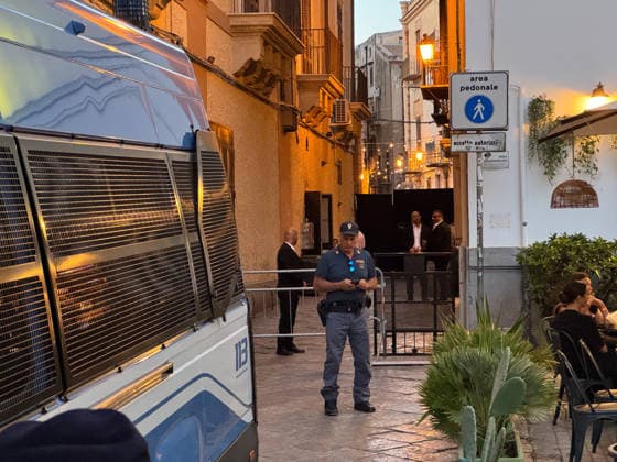 News - Dua Lipa Wedding Weekend in Sicily BAGHERIA, ITALY - JUNE 6, 2026: Dua Lipa and her husband, Callum Turner, are celebrating their wedding in Sicily, between Palermo and Bagheria. In the photo: Security Palermo Villa Valguarnera Italy Copyright: xFedericoxSerrax xLiveMediax LPN_2498149