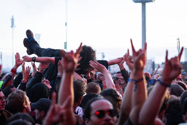 Rock am Ring 2026, Tag 2, 6.6.2026 Fans bei Electric Callboy -- Mit dem Traditionsfestival Rock am Ring am Nürburgring in der Eifel startet in Deutschland die Festival-Saison. Rock am Ring findet in diesem Jahr vom 5. bis 7. Juni statt. Rund 80 Bands und Künstler stehen auf einer der drei großen Bühnen. Nürburg Nürburgring Rheinland-Pfalz Deutschland *** Rock am Ring 2026, Day 2, 6 6 2026 fans at Electric Callboy The traditional Rock am Ring festival at the Nürburgring in the Eifel region kicks off the festival season in Germany Rock am Ring will take place this year from June 5 to 7 Around 80 bands and artists will perform on one of the three large stages Nürburg Nürburgring Rhineland-Palatinate Germany Copyright: xSebastianxDerixx